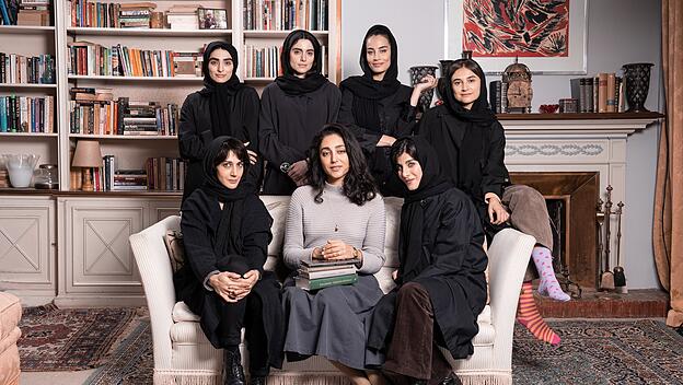 Die Literaturprofessorin Azar Nafisi (Golshifteh Farahani, Mitte) erlebt in Teheran den Wandel zum Islamischen Staat, der Frauen immer mehr einengt. Ihre Wohnung wird zum Zufluchtsort – nicht nur für die Literatur.