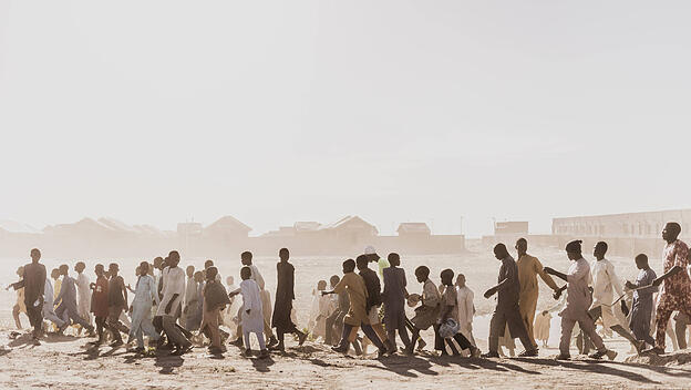 Bewohner eines zuvor zerstörten Dorfes in Nigeria