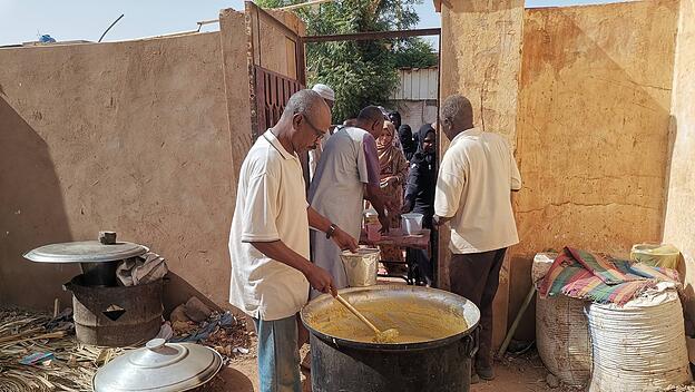 Vertriebene erhalten Mahlzeit in Khartoum