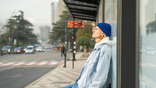 Beten an der Bushaltestelle