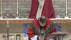 Ein Priester bricht bei der Wandlung in Tränen aus
