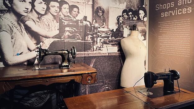 Blick in ein nordfranzösisches Modeatelier: Ein Näherei bot Frauen Arbeit, damals an mechanischen Nähmaschinen.