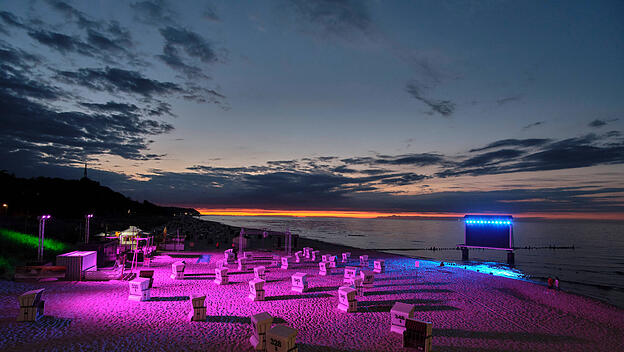 Am Ostseestrand auf Usedom wird Public-Viewing-Kino angeboten. Zu Hause ist ein Sommerserienkino möglich – zum Beispiel mit den Tagespost-Empfehlungen führender Streaming-Dienste.