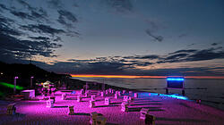 Am Ostseestrand auf Usedom wird Public-Viewing-Kino angeboten. Zu Hause ist ein Sommerserienkino möglich – zum Beispiel mit den Tagespost-Empfehlungen führender Streaming-Dienste.