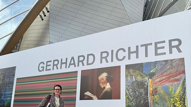 Anuschka Bayer und ihr Sohn Clemens am Eingang zur Pariser Gerhard-Richter-Retrospektive.