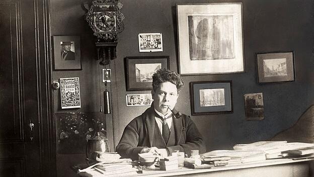 Ein Flame durch und durch, deutschfreundlich sein Kulturverständnis: Der Pfeifenraucher Felix Timmermans an seinem Schreibtisch, an der Wand ein Deutscher Kalender (1926).