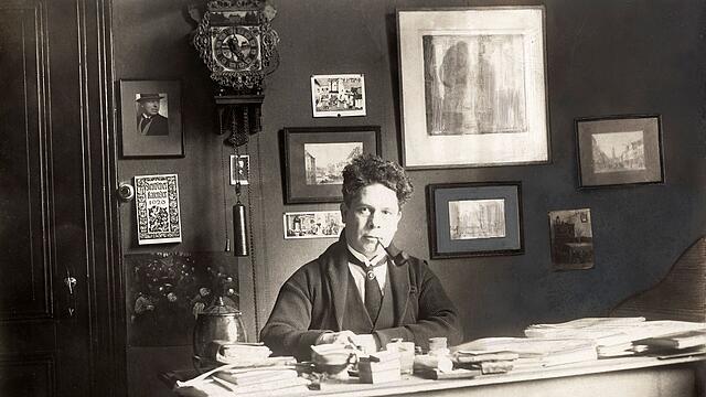 Ein Flame durch und durch, deutschfreundlich sein Kulturverständnis: Der Pfeifenraucher Felix Timmermans an seinem Schreibtisch, an der Wand ein Deutscher Kalender (1926).