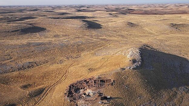 Göbeklitepe, Gebäude C. Der Rundbau beeindruckt mit monumentalen T-förmigen Pfeilern.