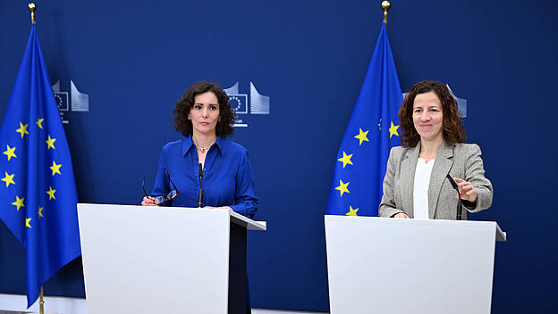 Gleichstellungskommissarin Hadja Lahbib (k.) und die Vizepräsidentin der EU-Kommission, Roxana Minzatu
