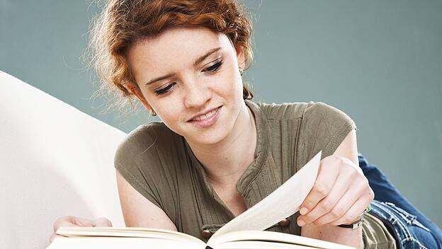 Junge Frau liest ein Buch