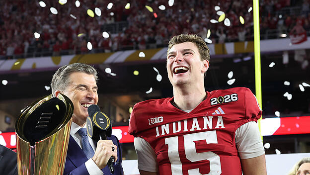 Die Indiana Hoosiers, ein NFL-„Underdog“, feiern ihren Sieg in Miami. So unerwartet wie ihr Triumph ist eine historische Verbindung mit einem deutschen Schriftsteller.