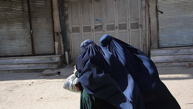 Buchstäblich "undercover": Eine Ordensschwester erzählt von ihrer Mission in Afghanistan, bei der sie den Habit gegen die Burka tauschen musste. Doch die Mission in Deutschland schätzt sie als schwieriger ein.