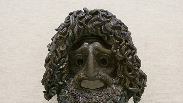 In der griechischen Tragödie hat der Mensch nur eine einzige Rolle: Spielball der Götter. Eine Tragädienmaske aus den 4. Jahrhundert v.Chr.