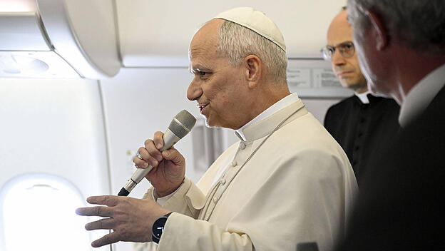 Papst Leo XIV. auf dem Rückflug aus Afrika