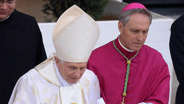 Erzbischof Georg Gänswein mit Papst Benedikt XVI.