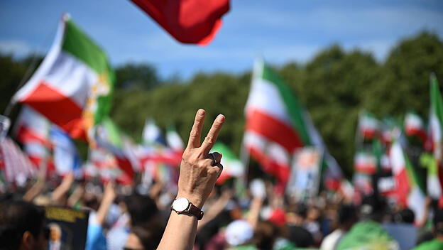 Demonstration für den Schah-Sohn Reza Pahlavi in Den Haag