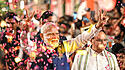 Narendra Modi mit Unterstützern auf seiner Wahlparty