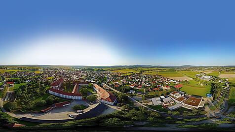 Der Panorama-Blick auf die Abtei Niederaltaich zeigt die Nähe zur Donau, die im Hintergrund fließt.