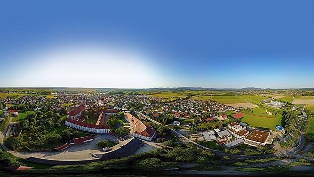 Der Panorama-Blick auf die Abtei Niederaltaich zeigt die Nähe zur Donau, die im Hintergrund fließt.