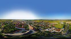 Der Panorama-Blick auf die Abtei Niederaltaich zeigt die Nähe zur Donau, die im Hintergrund fließt.