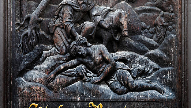 „Selig sind Barmherzigen“: Neugotisches Relief an der St.-Jacobi-Kirche in Lübeck.