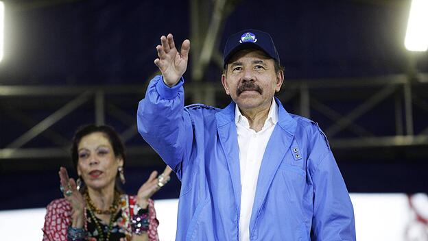 News Themen der Woche News Bilder des Tages Nicaraguan President Daniel Ortega (R) greets with Vice President Rosario Mu