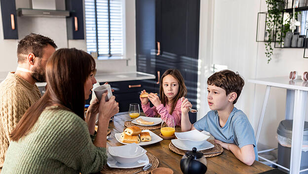 Family together having breakfast in kitchen at home model released, Symbolfoto property released, WPEF07214