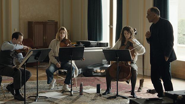Komponist Charlie Beaumont (Frédéric Pierrot, rechts) versucht, aus den vier Virtuosen George (Mathieu Spinosi), Peter (Daniel Garlitsky), Apolline (Emma Ravier) und Lise (Marie Vialle, von links) ein Quartett zu formen.