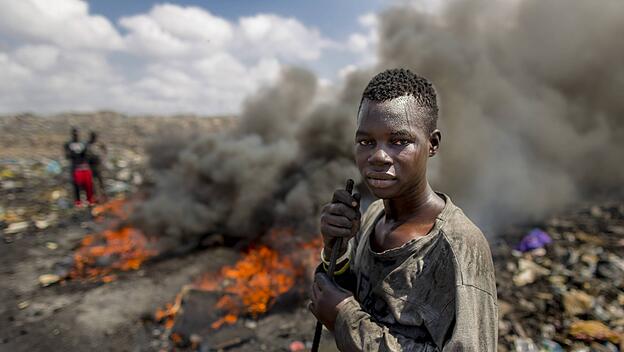 Afrikanischer Jugendlicher auf einer Mülldeponie