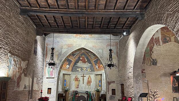 Die beliebte Mailänder Hochzeitskirche am Navigli-Kanal ist weniger bekannt als der Dom. Will man sie erkunden, ist man auf einen guten Kunstführer angewiesen.