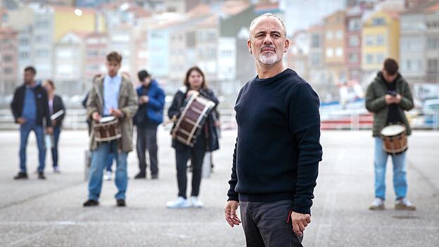 Zwei Jahre nach der großen Tragödie ist Luis (Javier Gutiérrez) davon überzeugt, dass Musik Wunden eines ganzen Dorfes heilen kann.