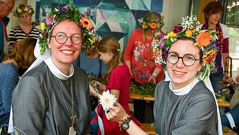Ordensschwestern mit Blumenkränzen