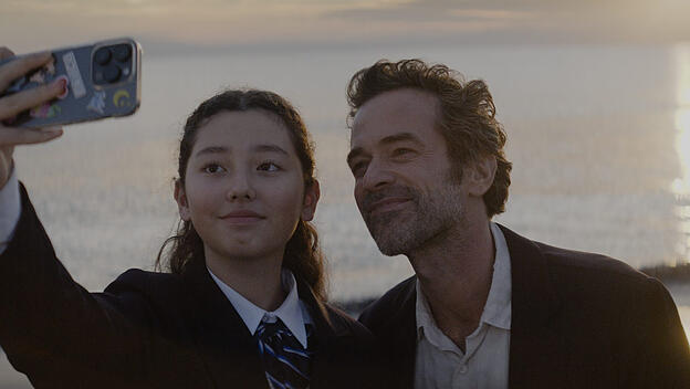 Jay (Romain Duris) fährt jeden Tag mit seinem Taxi durch Tokio auf der Suche nach seiner Tochter Lily. Als ein Mädchen (Mei Cirne-Masuki) in sein Taxi steigt, glaubt er, Lily gefunden zu haben.