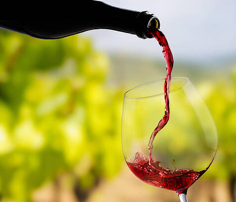 Weinglas mit einfließendem Rotwein