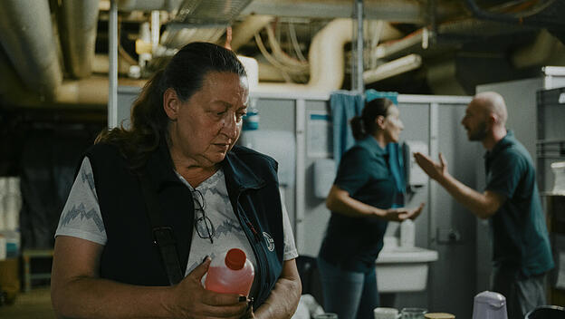 Heike (Sabine Thalau) droht, zwischen den Ansprüchen der Kunden und dem Mitarbeiter-Management aufgerieben zu werden. Ein halbdokumentarischer Film, der seine Wucht aus seiner Zurückhaltung gewinnt.