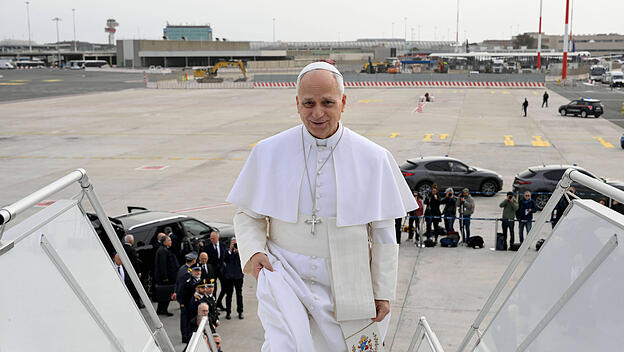 Papst Leo fliegt nach Frankreich