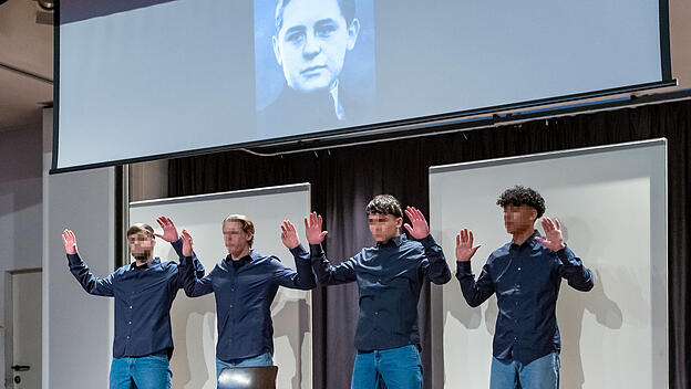 In Berlin wurde die Schule der Jugendstrafanstalt nach Helmuth Hübener benannt, hier das Bild einer Theater-Performance.