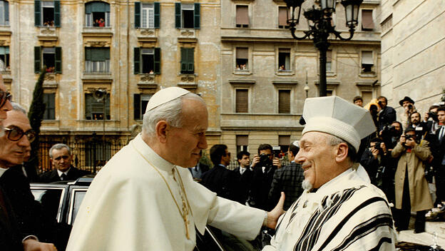 Johannes Paul II. und der Oberrabiner Elio Toaff