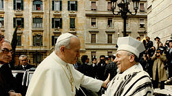 Johannes Paul II. und der Oberrabiner Elio Toaff