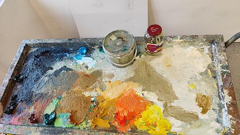 Malen als handwerklicher Prozess: Werkstatt und fertiges Bild atmen die tätige Auseinandersetzung mit Idee und Material.