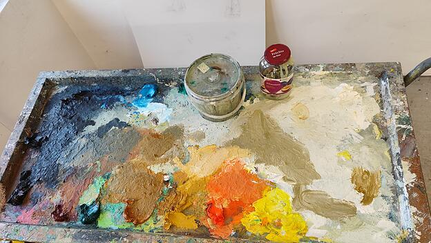 Malen als handwerklicher Prozess: Werkstatt und fertiges Bild atmen die tätige Auseinandersetzung mit Idee und Material.