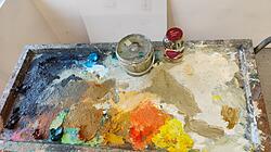 Malen als handwerklicher Prozess: Werkstatt und fertiges Bild atmen die tätige Auseinandersetzung mit Idee und Material.