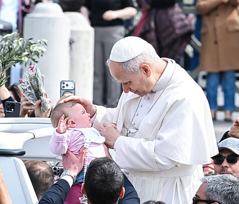 Papst Leo mit Kindern auf dem Petersplatz