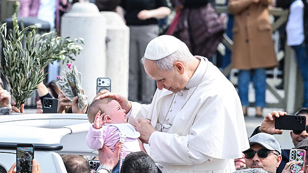 Papst Leo mit Kindern auf dem Petersplatz