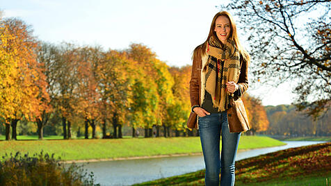 Frau geht im Herbst spazieren