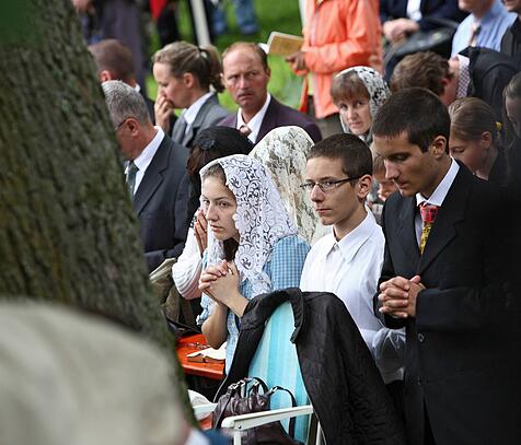 Betende Gläubige der Piusbruderschaft