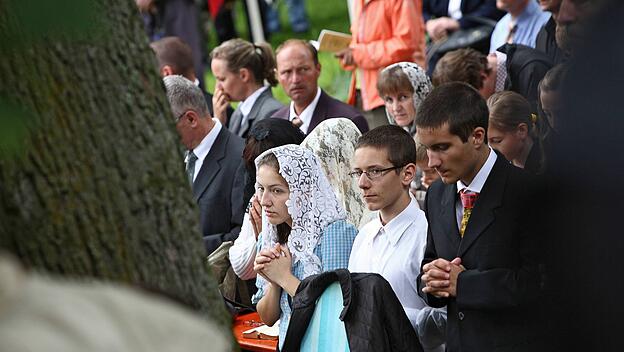Betende Gläubige der Piusbruderschaft