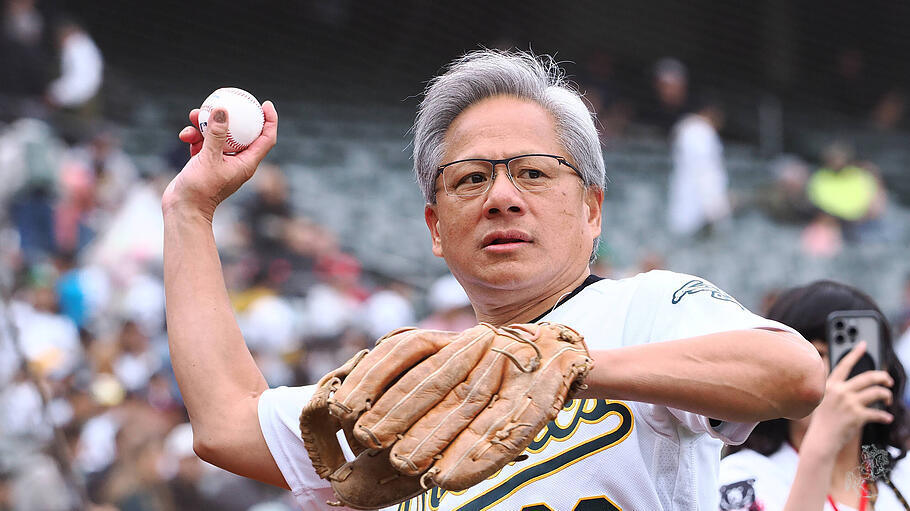 NVIDIA-Chef Jensen Huang wirft einen Baseball