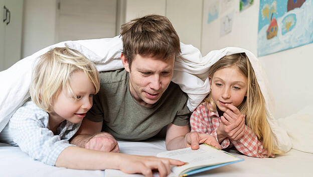 Vater mit Kindern