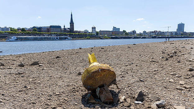 Der Rheinpegel in Düsseldorf hat seinen historisch niedrigsten Tiefstand von 23 Zentimetern erreicht